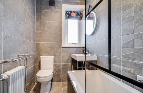 Meltham House | 3-Bed Countryside Retreat, Comfortable Stay, Family Friendly, Pet Friendly, Sleeps 5