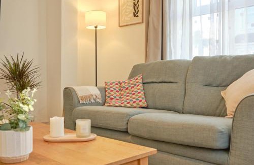 Eastbourne House | 3-Bed Entire Garden Home, Walk to Beach