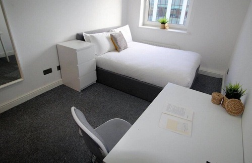 Leeds Apartment | 3 Bed Flat | 10 Minute Walk from City Centre