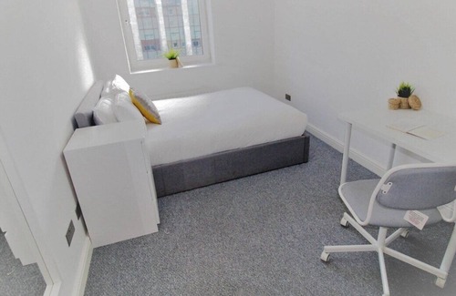 Leeds Apartment | 3 Bed Flat | 10 Minute Walk from City Centre