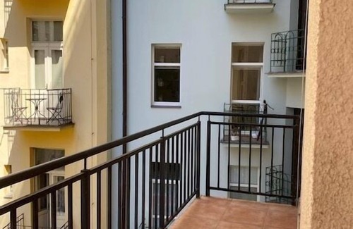 Andel Apartment | 3 Bed Flat - Sleeps 10 - Pets - Smoking on terrace