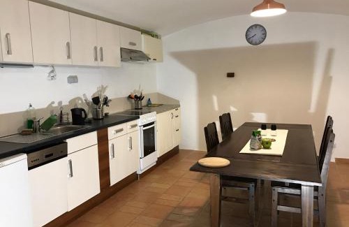 Vrsovice Apartment | 3 Bed Flat - Sleeps 20 - Smoking room - Wifi