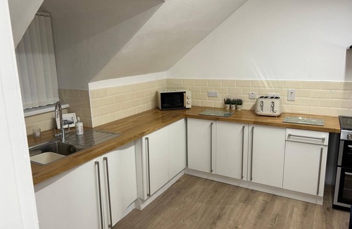 Antrim Apartment | 3 Bed Flat - Sleeps 6 - Parking - Wifi