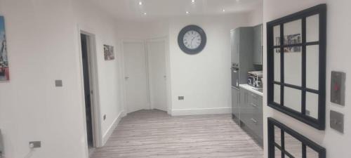 Cwmbrwla Apartment | 3 Bed Flat - Sleeps 6 - Parking - Wifi