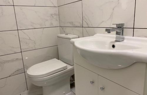 Cwmbrwla Apartment | 3 Bed Flat - Sleeps 6 - Parking - Wifi