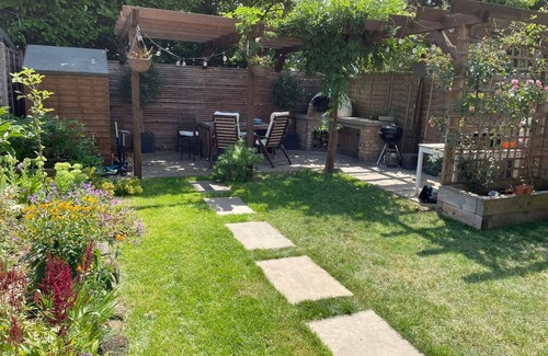 Woodside Apartment | 3 bed home in South London with garden and parking