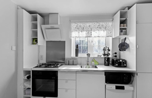 Newham House | 3 Bed Home w/2 Bathrooms &free parking Sleeps 6