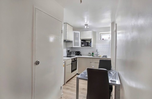 Newham House | 3 Bed Home w/2 Bathrooms &free parking Sleeps 6