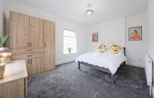 Wigan Apartment | 3 Bed House, Free Parking, Garden