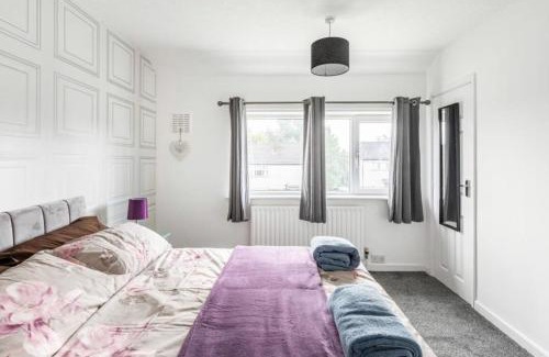 Belthorn House | 3 Bed House - Sleeps 5 - Parking - Garden - Wifi