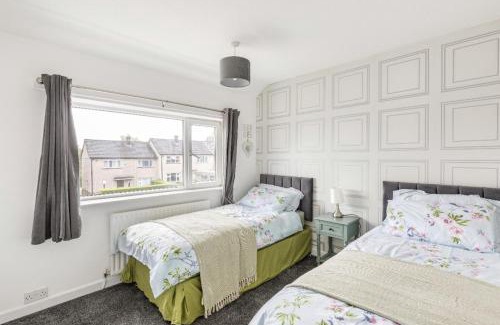 Belthorn House | 3 Bed House - Sleeps 5 - Parking - Garden - Wifi