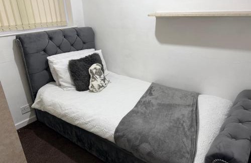 Oadby House | 3 Bed House - Sleeps 6 - Parking - Wifi