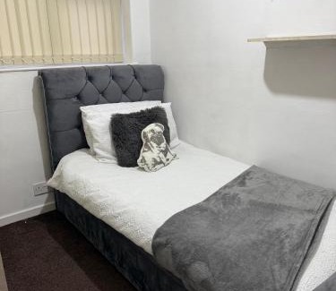 Oadby House | 3 Bed House - Sleeps 6 - Parking - Wifi