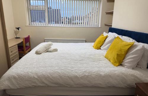Oadby House | 3 Bed House - Sleeps 6 - Parking - Wifi