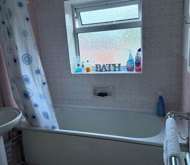 Oadby House | 3 Bed House - Sleeps 6 - Parking - Wifi