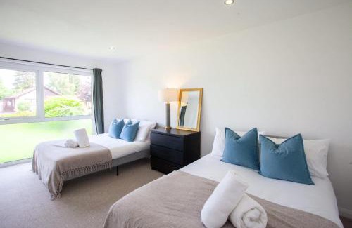 Houston House | 3 Bed - Parking with Garden 10mins to Airport