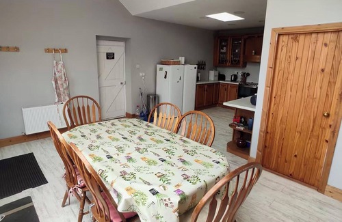 Whitegate House | 3-Bed Seaside Cottage Retreat - Parking & Garden