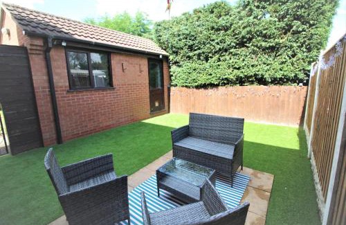 Thorne House | 3 Bed Semi - Sleeps 5 - Private Garden & Parking - Quiet Cul De Sac Location - Dog Friendly - Fast Wifi - Close to Motorway Access