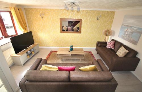 Thorne House | 3 Bed Semi - Sleeps 5 - Private Garden & Parking - Quiet Cul De Sac Location - Dog Friendly - Fast Wifi - Close to Motorway Access