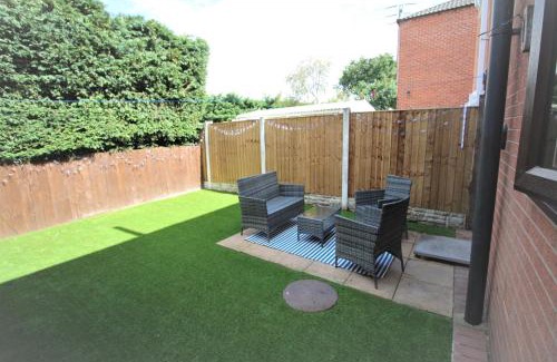 Thorne House | 3 Bed Semi - Sleeps 5 - Private Garden & Parking - Quiet Cul De Sac Location - Dog Friendly - Fast Wifi - Close to Motorway Access