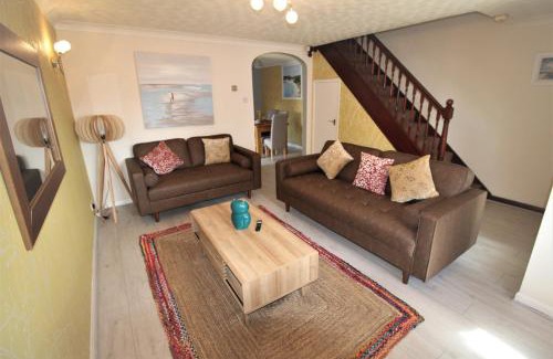 Thorne House | 3 Bed Semi - Sleeps 5 - Private Garden & Parking - Quiet Cul De Sac Location - Dog Friendly - Fast Wifi - Close to Motorway Access