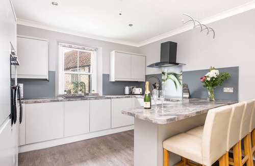 Pickering Apartment | 3 Bed - Sleeps 12, Garden Rooftop & Hot Tub