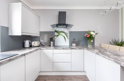 Pickering Apartment | 3 Bed - Sleeps 12, Garden Rooftop & Hot Tub