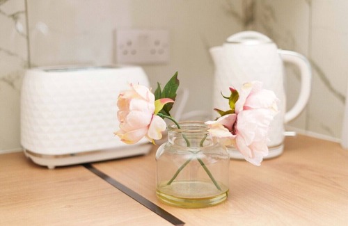 Leeds Apartment | 3 Bed, Sleeps 7 with Garden & Parking Dent House