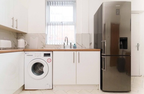 Leeds Apartment | 3 Bed, Sleeps 7 with Garden & Parking Dent House