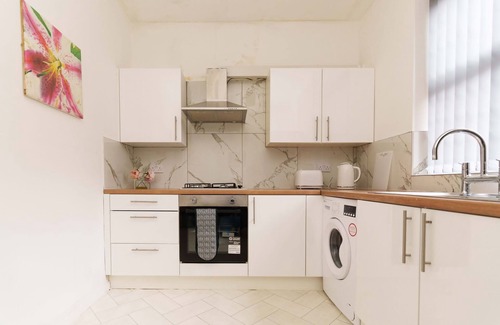 Leeds Apartment | 3 Bed, Sleeps 7 with Garden & Parking Dent House