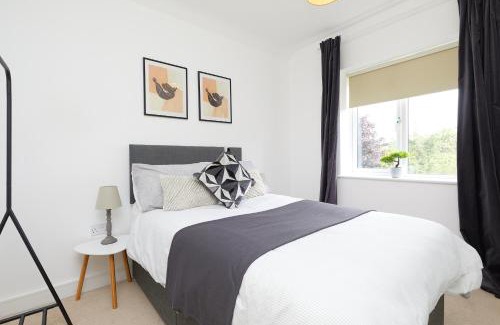 Derby Apartment | 3 Bed Townhouse Haven - Steps from Royal Derby Hospital, Driveway Parking