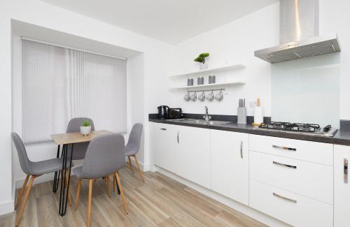Derby Apartment | 3 Bed Townhouse Haven - Steps from Royal Derby Hospital, Driveway Parking