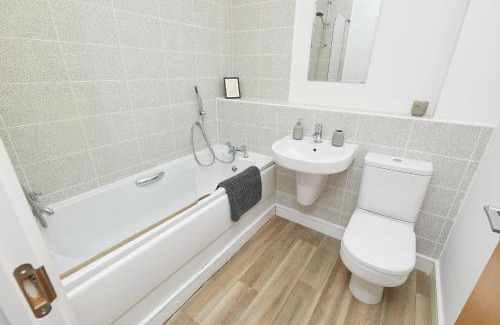 Derby Apartment | 3 Bed Townhouse Haven - Steps from Royal Derby Hospital, Driveway Parking