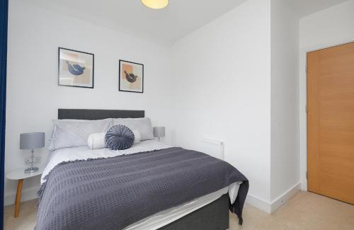 Derby Apartment | 3 Bed Townhouse Haven - Steps from Royal Derby Hospital, Driveway Parking