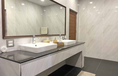 Ratchadaphisek Apartment | 3 Bedroom panoramic penthouse with kitchen