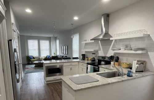 Radnor House | 3 bedroom 2.5 bathroom with free parking