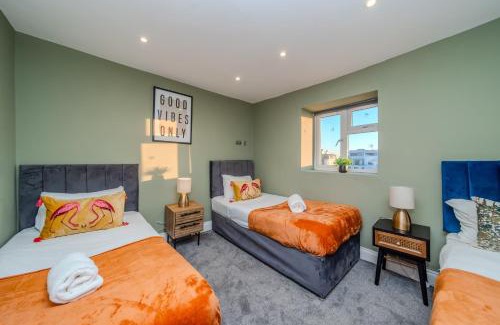 Montpelier Apartment | 3 Bedroom 2 Bath I Next to Brighton Beach I Slp 10