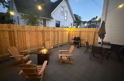 Monroe House | 3 bedroom 2 bath, newly rennovated, modern Downtown Retreat in Monroe