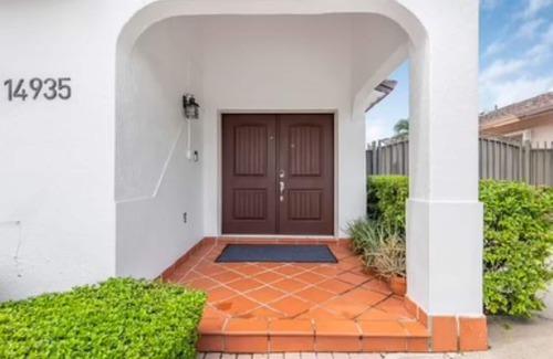 Kendall West House | 3 Bedroom 2 Bath with Pool in Miami