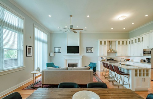 Ravenswood Apartment | 3 Bedroom/2 Bathroom Luxury Suite in Vibrant Andersonville