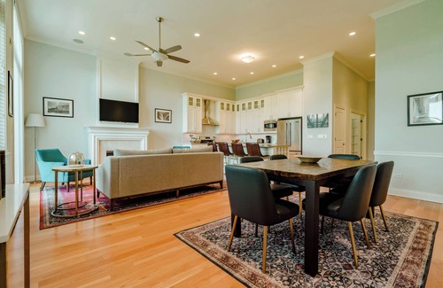 Ravenswood Apartment | 3 Bedroom/2 Bathroom Luxury Suite in Vibrant Andersonville