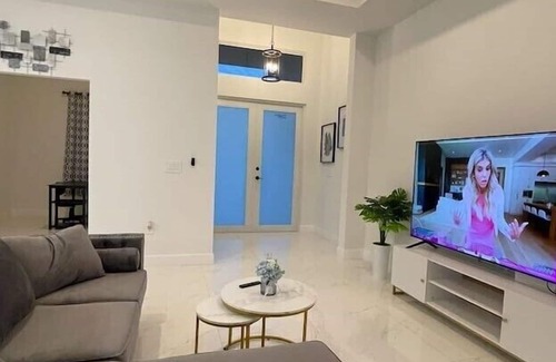 Sunshine Apartment | 3 Bedroom 654080 by Houzlet