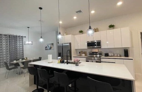 Sunshine Apartment | 3 Bedroom 654080 by Houzlet