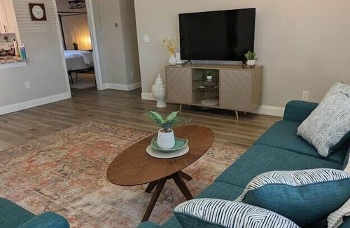 Sunshine Apartment | 3 Bedroom 704631 by Houzlet