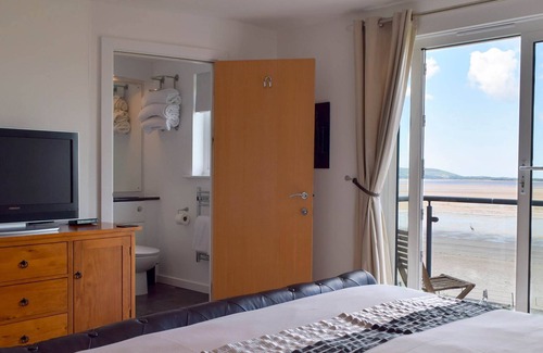 Llanelli Cottage | 3 bedroom accommodation in Llanelli