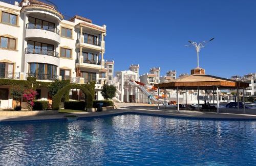 Ras Nasrani Apartment | 3-Bedroom Apartment on the Ground Floor with Pool View, Personal Garden Area, Backyard, and Free Beach Access in Sharm Hills Resort