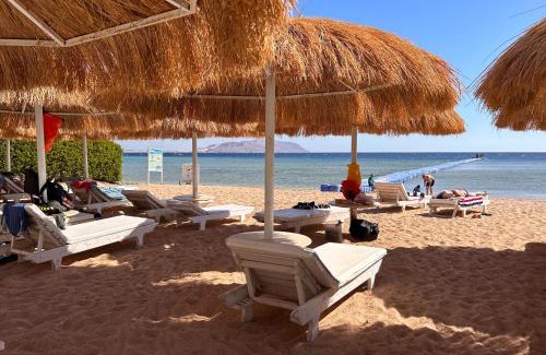 Ras Nasrani Apartment | 3-Bedroom Apartment on the Ground Floor with Pool View, Personal Garden Area, Backyard, and Free Beach Access in Sharm Hills Resort