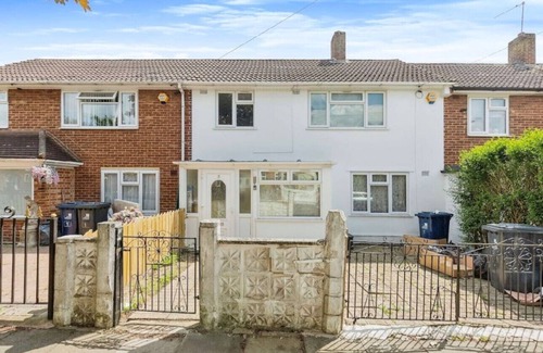 London Borough of Ealing Apartment | 3-bedroom apartment in lovely Northolt with AC