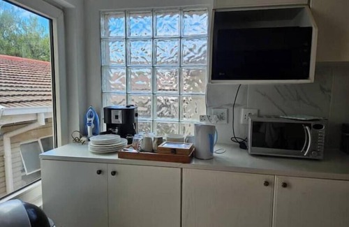 Greater Johannesburg Metropolitan Area Apartment | 3-bedroom apartment in peaceful Sandton with WiFi, AC