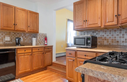 East Somerville Apartment | 3 bedroom apartment next to T stop/off street parking